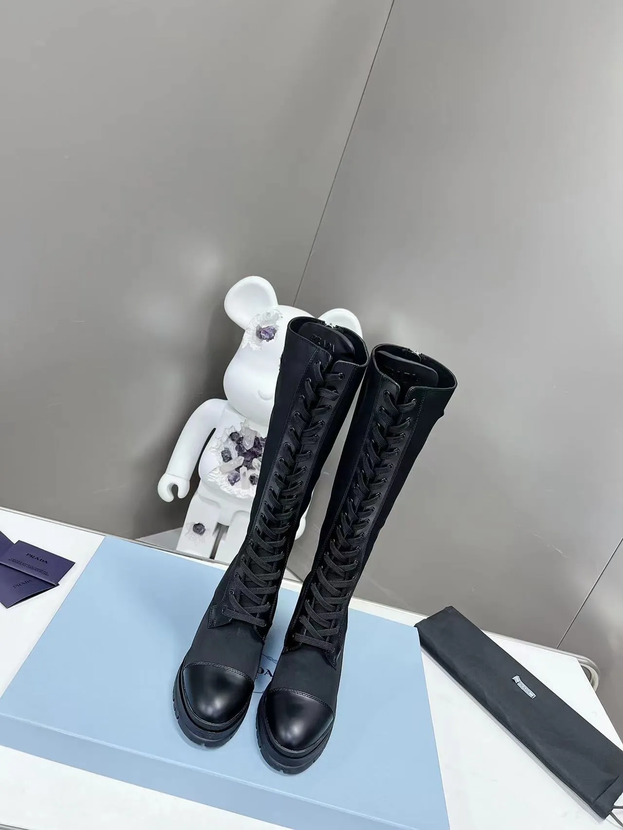👟👟Ex-factory price 700👟👟 2022SSS re-launches the new and newest boot length of Poundala —————————— 💥PRADA’s spring morning T catwalk show is the same model "Dream City Night". Prada can focus on the right scene. It has a fresh breeze with a sense of luxury. It is perfect on the feet. 💃💃 Wear it with the matching shoes. It is elegant and high-quality, crystal clear and has various qualities. The materials are uniquely designed by the company and must be zero-edged. The entire series is full of exciting and interesting combinations of exterior elements. Different materials and textured fabrics express a strong artistic flavor. You can slightly appreciate the changing styles of Prada girls. 1⃣Upper: matte glossy open edge scarlet, 2⃣Lining: imported sheepskin lining 3⃣Outsole: original Italian large color original 4⃣🔺original foot pads, size female 35M-40M
